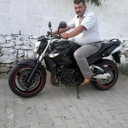 Yol kenarına devrilmiş motosikletinin yanında ölü bulundu