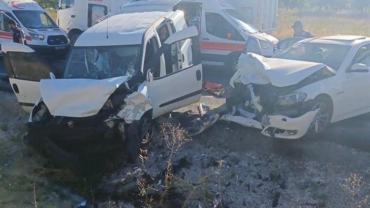 Nevşehir’de otomobil ile hafif ticari araç çarpıştı: 14 yaralı