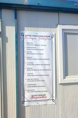 Hatay’da konteyner kent yönetimi üniversiteyi kazanan öğrencileri onurlandırdı