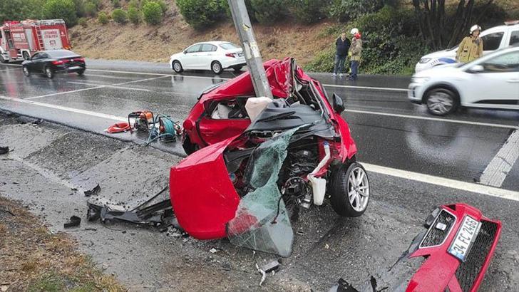 Eyüpsultan'da kazada hurdaya dönen otomobilin sürücüsü hayatını kaybetti