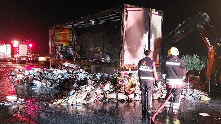 Bolu’da kitap yüklü TIR yandı