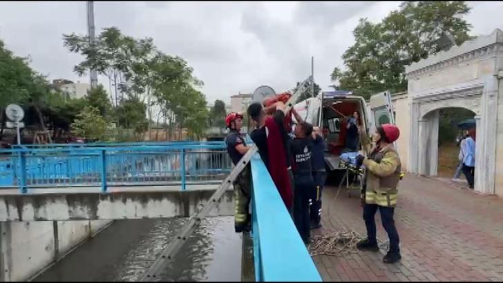 Bakırköy'de kafenin çatısından dereye düşen çalışanı itfaiye kurtardı