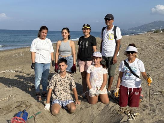Gönüllüler, yavru kaplumbağaların denizle buluşmasına yardımcı oldu