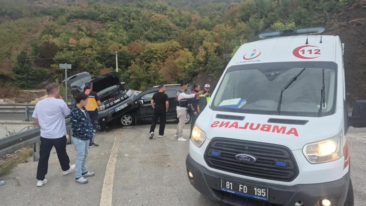 Düzce’de cip ile hafif ticari araç çarpıştı: 3 yaralı