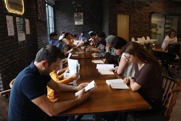 Yalova'da, sağlık çalışanları ve gönüllüler birlikte kitap okudu