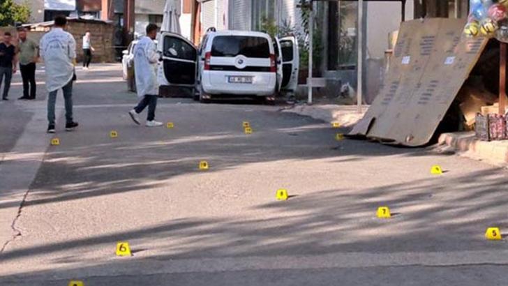 Araçlarında otururken kurşun yağmuruna tutulan 2 kardeş, öldü