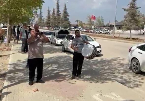 Direksiyon sınavını kazandı, sevincini davul- zurna eşliğinde kutladı; o anlar kamerada