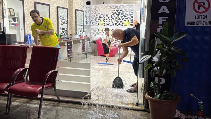 Ordu'da sağanak; cadde ve sokaklar suyla doldu