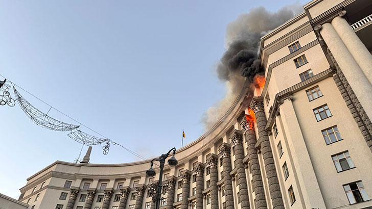 Rusya, Ukrayna hükümet binasına hava saldırısı düzenledi