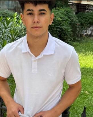 Refüjdeki ağaçlara çarpan otomobilde yaralanan Atlas hayatını kaybetti.