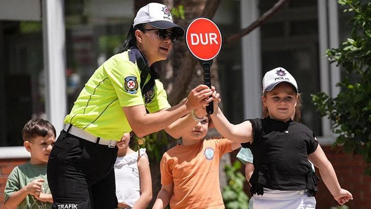 Bakan Yerlikaya: Okul önlerinde trafik ekiplerimiz denetimlerini sıklaştıracak