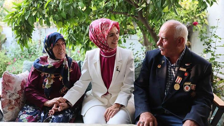 Bakan Göktaş'tan 48 yıllık evli çifte ziyaret