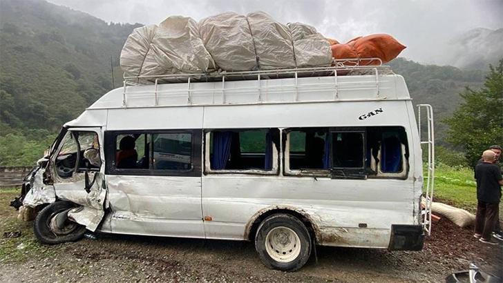 Giresun’da 2 minibüs çarpıştı; 10 tarım işçisi yaralandı