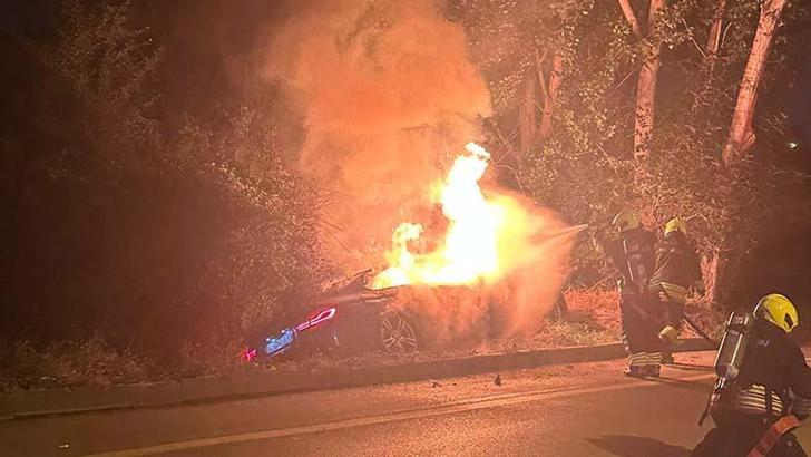 Yoldan çıkan otomobil alev aldı