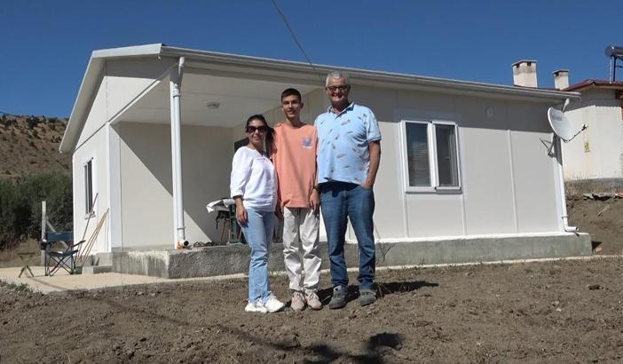 Eski manken Engin Koç, Sivas'taki köy evinde