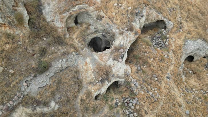 Üstü cami, altı kilise olan kayadan oyma tarihi yapı, turizme kazandırılmayı bekliyor