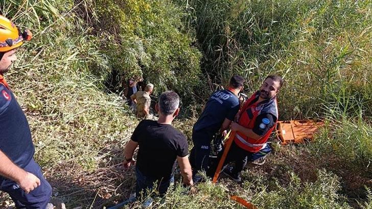Okula giden öğretmenlerin içinde olduğu otomobil dereye yuvarlandı: 2 yaralı