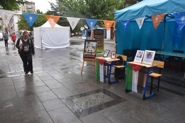 Gazze’de ölen çocuklar için caddeye boş okul sıraları konuldu