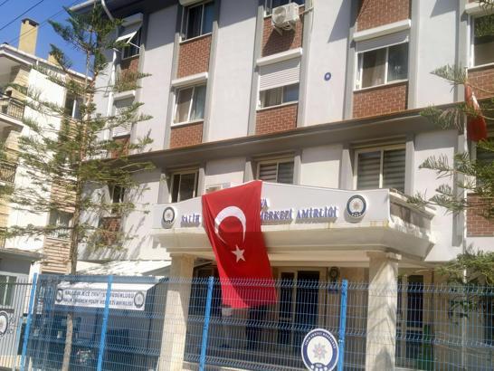 İzmir'de polis merkezine silahlı saldırı: 2 şehit, 2 yaralı (5)