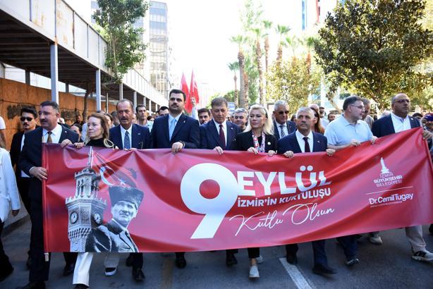 İzmir'de 350 metrelik Türk bayrağı ile 'Zafer Yürüyüşü' / Ek fotoğraflar