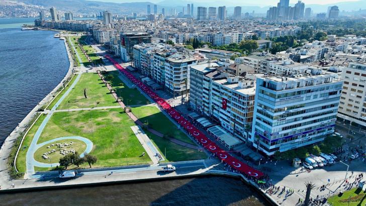 İzmir'de 350 metrelik Türk bayrağı ile 'Zafer Yürüyüşü' / Ek fotoğraflar