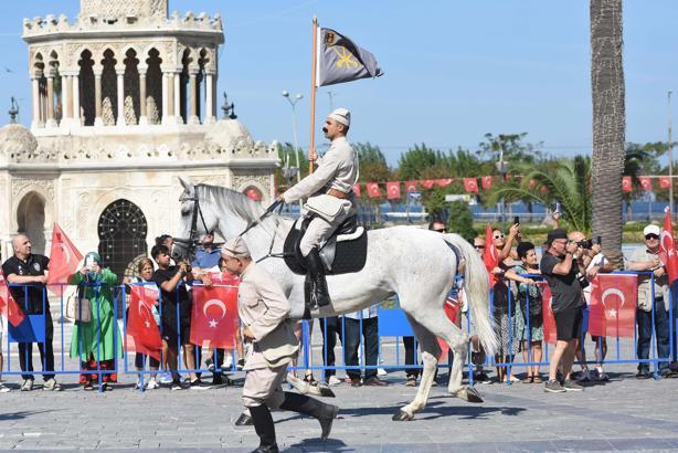 İzmir'de 350 metrelik Türk bayrağı ile 'Zafer Yürüyüşü' / Ek fotoğraflar