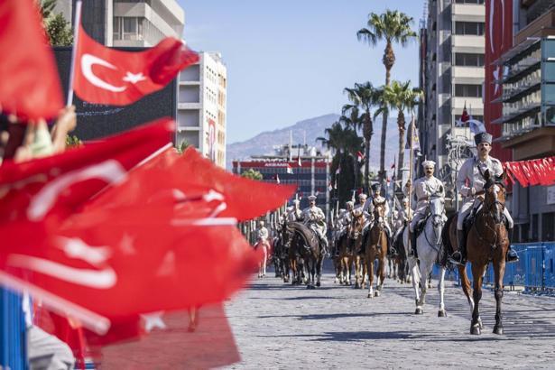 İzmir'de 350 metrelik Türk bayrağı ile 'Zafer Yürüyüşü' (2)