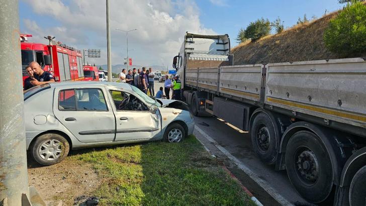 Otomobil, TIR'a çarptı; 1 ölü, 1 yaralı