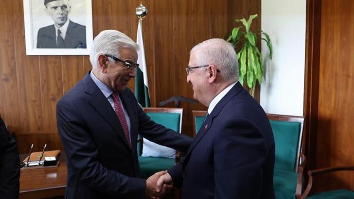 Bakan Güler, Pakistan Savunma Bakanı Asif ile bir araya geldi