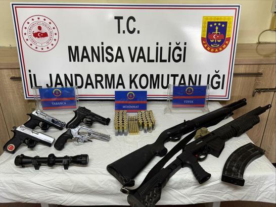 Evinde ruhsatsız tabanca ve tüfeklerle yakalanıp, gözaltına alındı