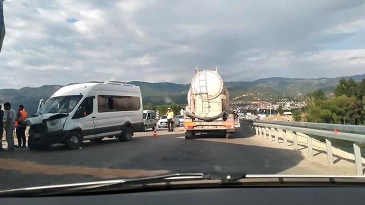 Tokat’ta fındık işçilerinin taşındığı minibüs ile kamyon çarpıştı; 8 yaralı