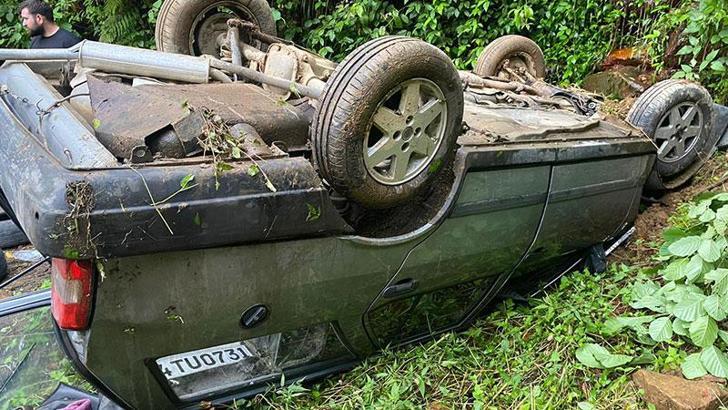 Rize’de freni boşalan otomobil, yamaca çarpıp takla attı: 3 yaralı