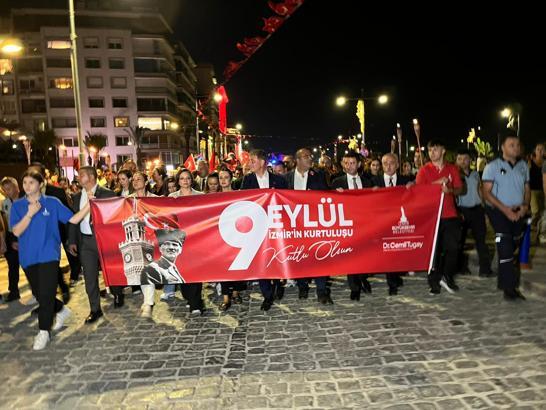 İzmir'de 350 metrelik Türk bayrağı ile 'Zafer Yürüyüşü' (4)