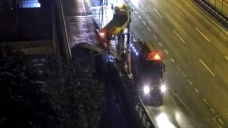 D-100 Karayolu'nda bariyere çarpan minibüs devrildi