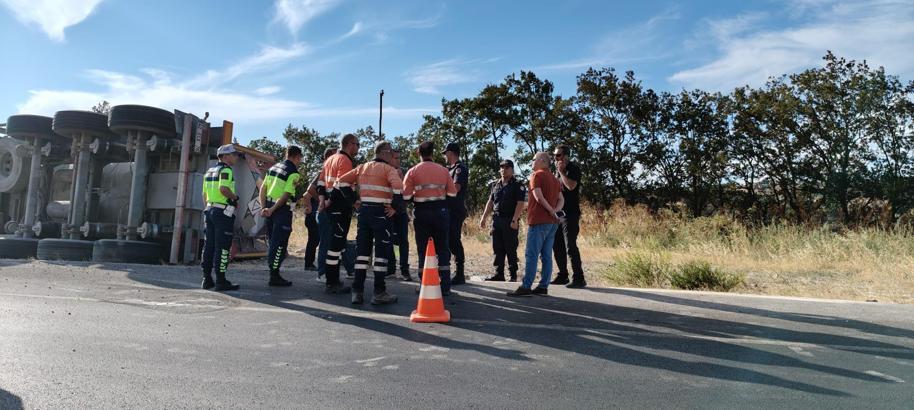 Balıkesir'de amonyum nitrat yüklü tanker devrildi; patlama riskine karşı yol kapatıldı (2)