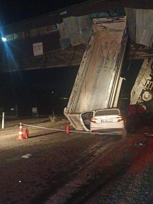 Damperi açılan kamyona otomobil çarptı; 1 ölü, 3 yaralı