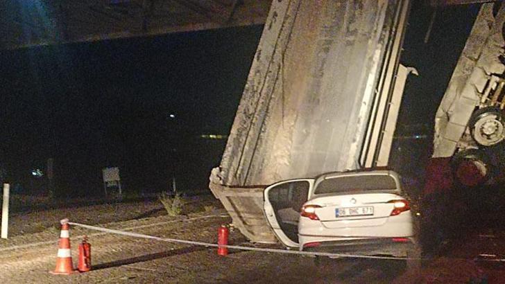 Damperi açılan kamyona otomobil çarptı; 1 ölü, 3 yaralı