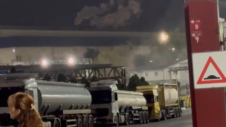 Boya fabrikasında kimyasal yüklü tankerdeki sızıntı ekipleri harekete geçirdi