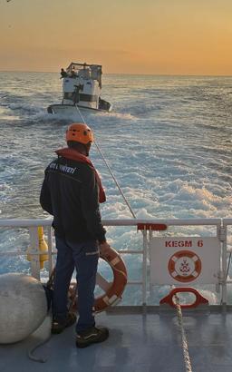 Çanakkale Boğazı'nda sürüklenen tekne kurtarıldı