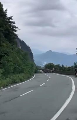 Artvin'de heyelan; Karadeniz Sahil Yolu tek yönlü ulaşıma kapandı
