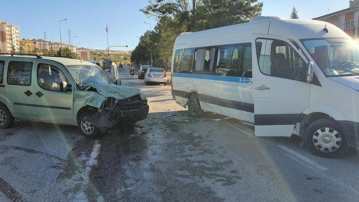 Servis minibüsü ile hafif ticari araç çarpıştı: 8'i öğrenci, 9 yaralı
