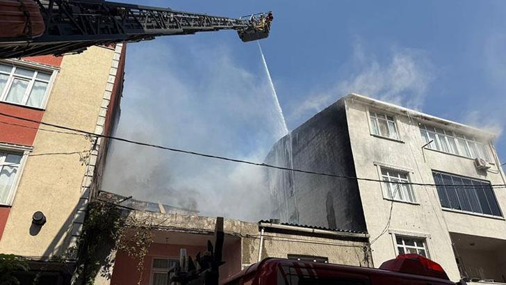 Avcılar'da alevlerin 4 binaya sıçradığı yangını itfaiye söndürdü