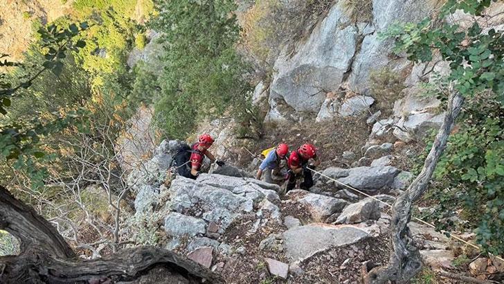 Muğla'da kayalıklarda mahsur kalan Alman vatandaşını JAK ekibi kurtardı