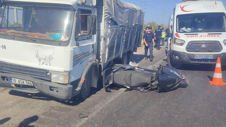 Kırmızı ışıkta bekleyen motosiklete kamyon çarptı: Baba öldü, oğlu yaralı