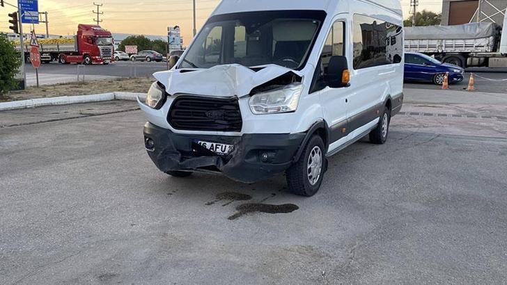 Bursa'da işçi servisi ile minibüs çarpıştı: 4 yaralı