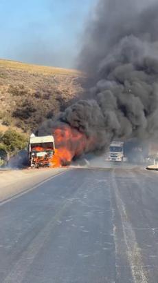 Seyir halindeyken alev alan TIR, kullanılmaz hale geldi