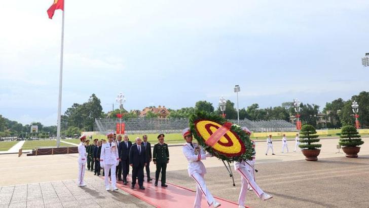 Bakan Güler, Vietnam'da askeri törenle karşılandı