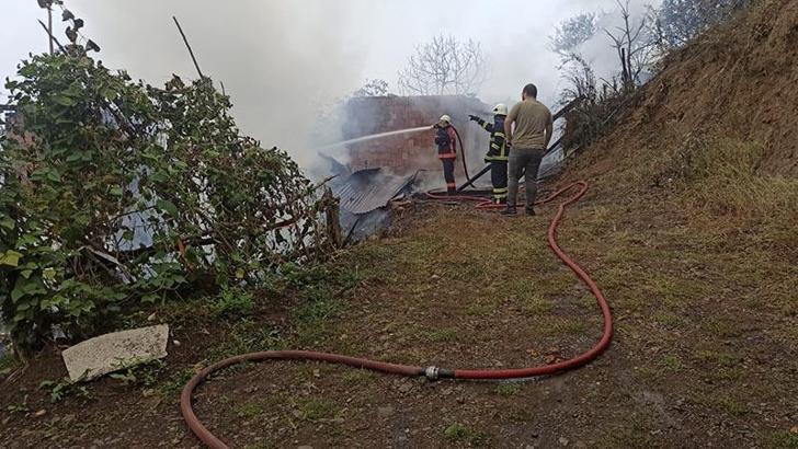 Artvin’de 2 katlı ev yandı