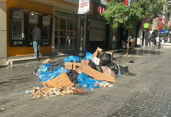 İzmir Karşıyaka'da grev kararı sonrası sokaklarda çöp yığınları oluştu