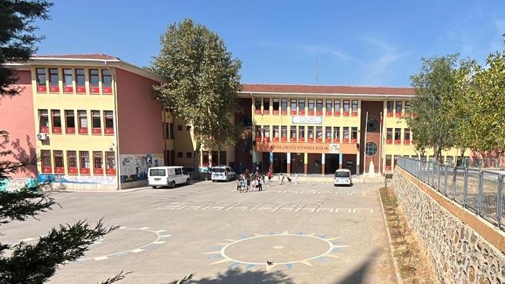 Kantinden ekler yiyen 5 öğrenci hastaneye kaldırıldı